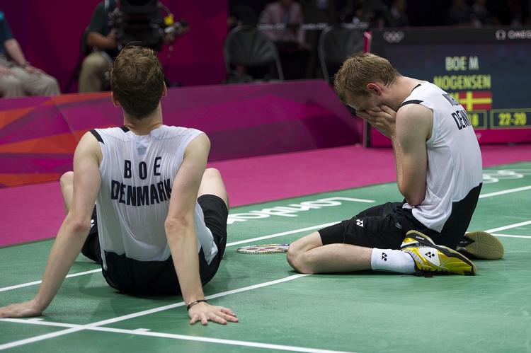 afslapning. Mathias Boe og Carsten Mogensen måtte synke ned på gulvet og slappe af et par minutter, efter finalepladsen i herredouble var en kensgerning. 