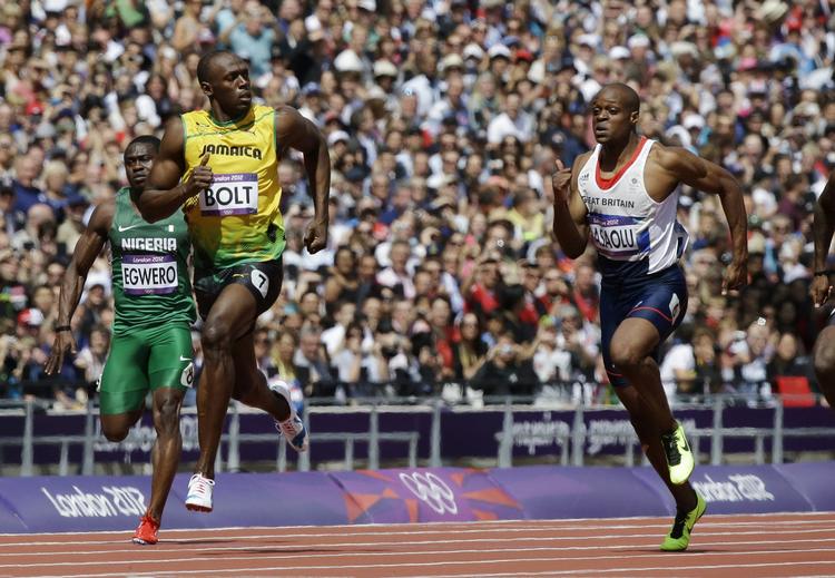 snublende. Det var tæt på panikken, da Usain Bolt (tv) snublede i sit første heat ved OL. Men verdens hurtigste løb sejren hjem på de 100 meter. 