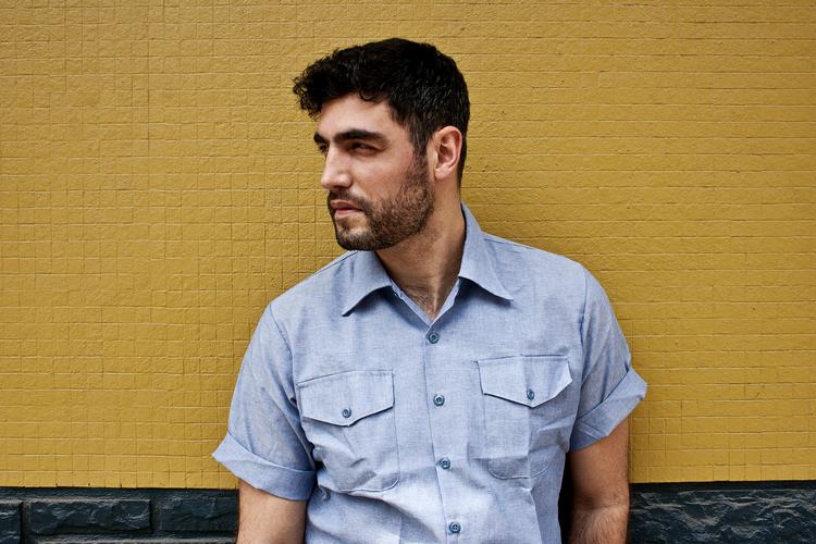 overset.  Han synger som en rusten Scott Walker og skriver sange om det skæve Amerikas underliv. Alligevel forbliver Daughn Gibson en velbevaret  hemmelighed. 