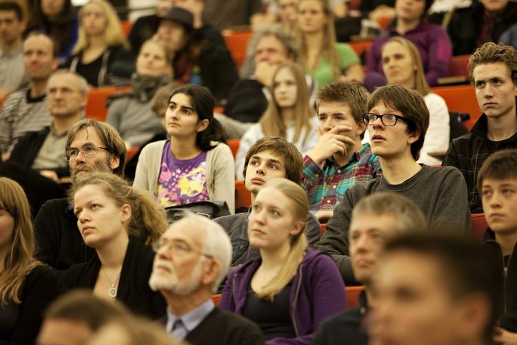GENERATIONSFORHOLD. Yngresagen ønsker en håndsrækning fra politikerne til de unge, der i dag møder et samfund præget af manglende jobmuligheder og høje boligpriser. Arkivfoto fra forelæsning på Københavns Universitet. 
