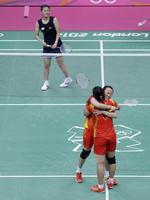 Kontroversielt. Det blev til kinesisk sejr i damedouble, men det 'forkerte' pare vandt. De topseedede blev nemlig smidt ud af turneringen. 