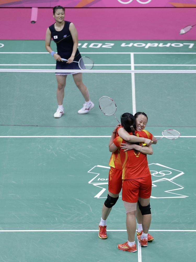 Kontroversielt. Det blev til kinesisk sejr i damedouble, men det 'forkerte' pare vandt. De topseedede blev nemlig smidt ud af turneringen. 