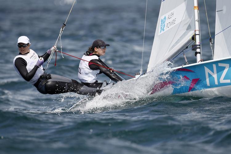 Jo Aleh og Olivia Powrie fra New Zealand har fået bedre fart i båden end den danske duo og fører foreløbig regattaen. 