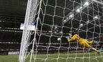 Færdig. Storbritannien ryger her ud af OL. Daniel Sturridges straffespark bliver pareret af den sydkoreanske målmand Lee Bum-young. 