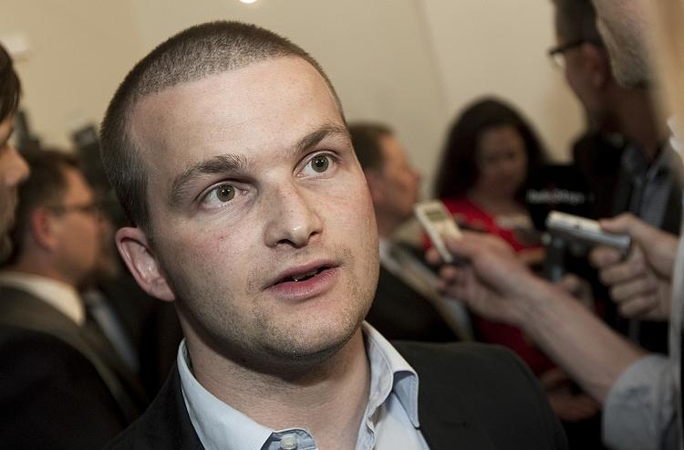 kritik. Thor Möger  Pedersen og den øvrige SF-top kom i modvind i partiet, efter at regeringen indgik en skatteaftale med Venstre, som blandt andet lægger en dæmper på, hvor meget overførselsindkomsterne må stige. 