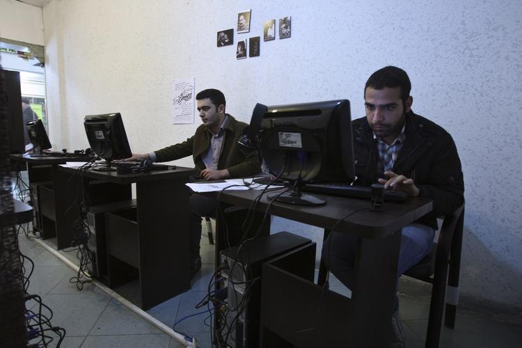 BEGRÆNSNINGER. Iranske netbrugere på en internetcafé i Teheran. 