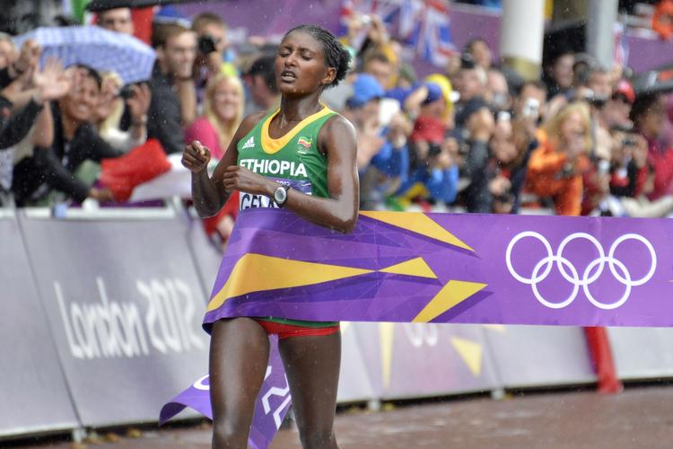 OL-rekord. Etiopiske Tiki Gelana satte olympisk rekord, da hun vandt kvindernes maratonløb. 