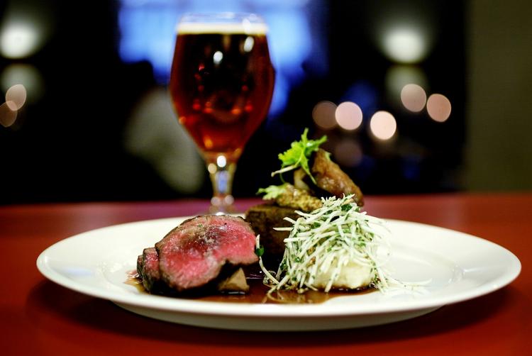Nørrebro. Der brygges masser af øl og serveres mad i bryghuset på Ravnsborggade. Men ejerne er nødt til at poste mange penge ind i foretagendet for at holde det kørende. 