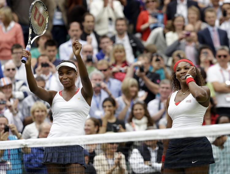 søstresucces. Venus (t.v.) og Serena Williams vandt for tredje gang OL-guld i damedouble. 