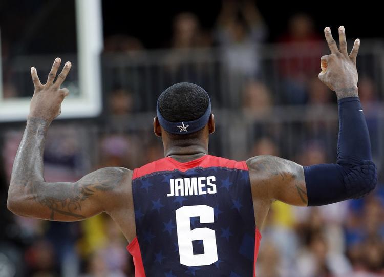 RIG. Lebron James har en årsindkomst på 53 millioner dollar. 