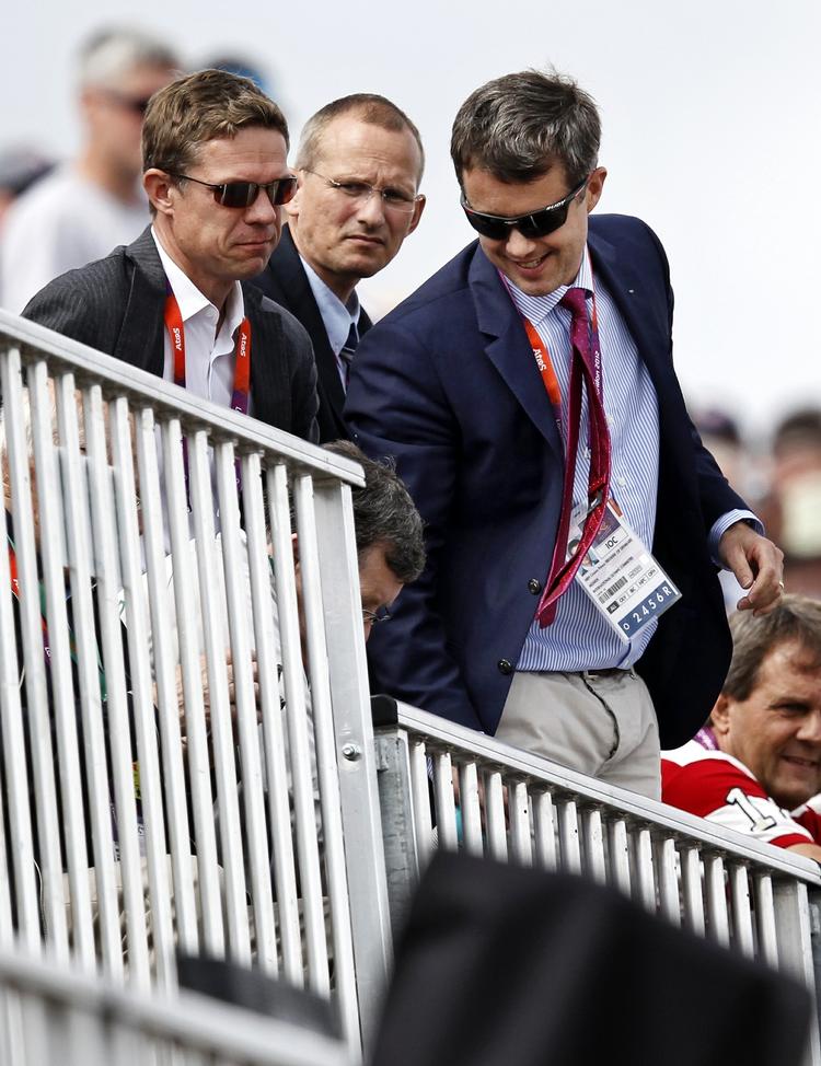 medlevende. Kronprins Frederik (th) har været til stede ved mange af de danske atleters kappestride under OL. 