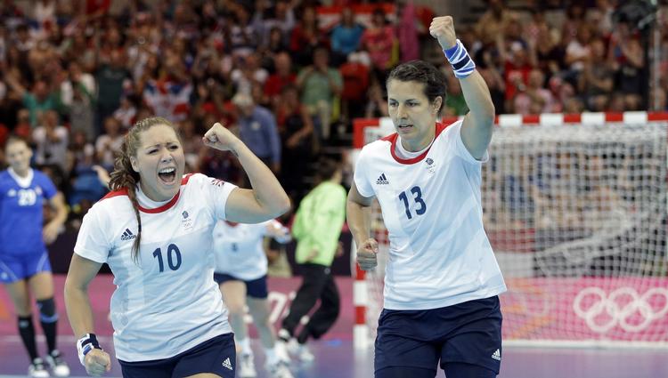 kæmpenederlag. Storbritanniens kvinder jubler i den bedste olympiske ånd efter en scoring i kampen mod Kroatien. 