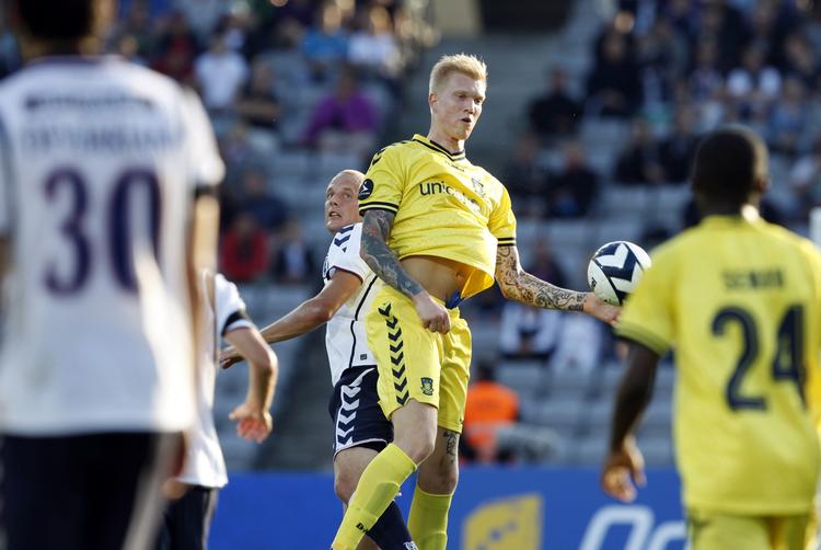 ineffektivt. Brøndby kunne ikke ramme målet, og kun en enkelt scoring sidst i kampen af Simon Makienok (midt) var ikke nok mod AGF. 