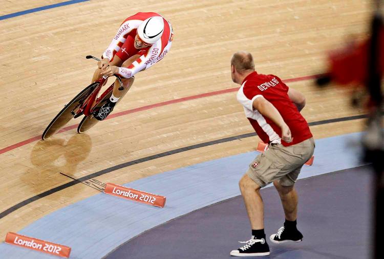 guldfugl. Landstræner Casper Jørgensen (th) råber Lasse Norman Hansen frem på den afsluttende 1000 meter på tid. 