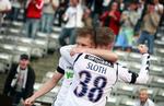 sejr. Casper Sloth fejrer holdkammerat Aron Jóhannssons scoring til 2-0 i en kamp, som AGF vandt 3-1 over Brøndby. 