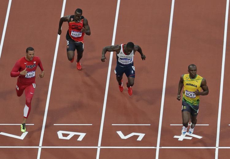 afslappet. Jamaicas Usain Bolt (th) løb sig ikke fuldt ud i de indledende heat før 100-meterfinalen senere i aften. 