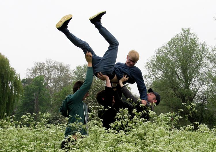 Bølgegang. Hos engelske Alt-J er bassisten Gwil  Sainsbury i centrum. På debutalbummet 'An Awesome Wave' leverer han en solid rytmisk indsats. 