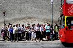 kø. Turister i kø ved en sightseeingbus ved Amalienborg. Med en stigning på 12 procent om året er København en af Europas hurtigst voksende turistbyer.  Foto: Martin Bubandt 