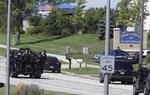 Skyderi. Politiet er mødt massivt op ved Sikh-templet i Milwaukee-forstaden Oak Creek i Wisconsin, USA. 
