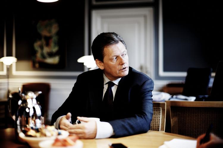 Unge kontanthjælpsmodtagere skal ikke have flere penge end deres jævnaldende, der modtager SU, mener de konservative. 