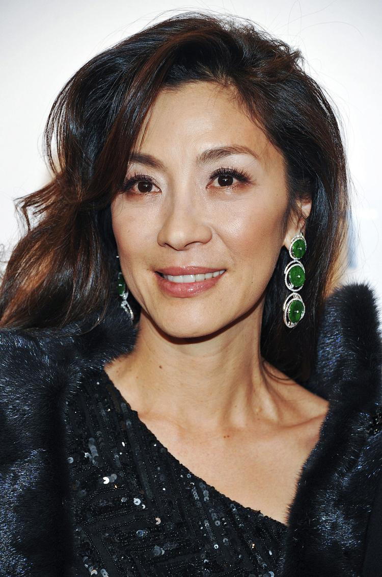 sej. Michelle Yeoh er nok spinkel og smuk, men hun har gentagne gange vist tænder og imponerende indlevelsesevne i film som 'Mit Liv som geisha' og som frhædskæmperen Aung San Suu Kyi i 'The Lady'. 
