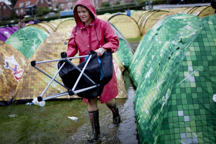 Vådt. Regnen falder taktfast på de teltduge, der allerede er spændt ud på campingområdet på Smukfest. Her er det et regnvejrsbillede fra sidste år. 