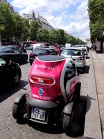 Væver. Renault Twizy passer perfekt til trafikken i Paris: Den fylder ikke meget og kommer kvikt omkring.  Foto: Allan Graubæk 