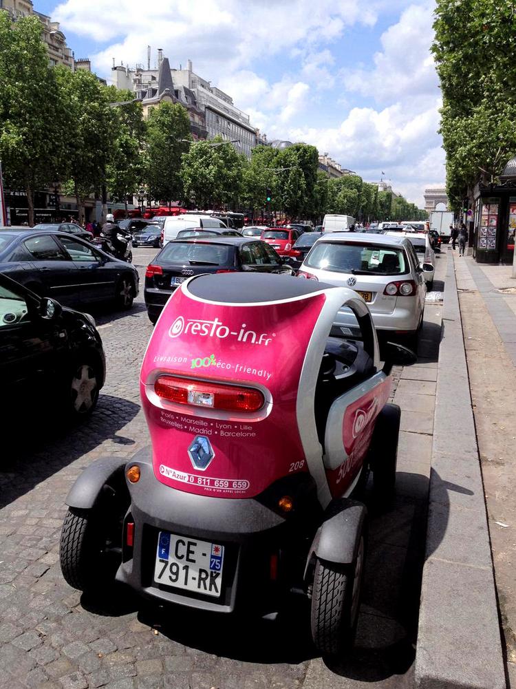 Væver. Renault Twizy passer perfekt til trafikken i Paris: Den fylder ikke meget og kommer kvikt omkring.  Foto: Allan Graubæk 