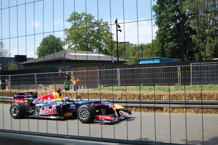 Lynhurtig. Red Bull Formel 1-raceren nåede op på 250 km/t. ved Fælledparken, og den havde egentlig kræfter til mere. 