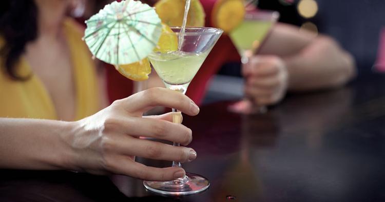 GIFTIG. Læger advarer rejsende om at passe på med cocktails i Sydøstasien efter, at en backpacker har mistet synet af at have drukket metanol. 