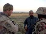 Tillid. Kaptajn Mads Silberg (tv) forsøgte at skabe et samarbejde med de afghanske bønder i området ved Armadillo. Men det var næsten umuligt. 
