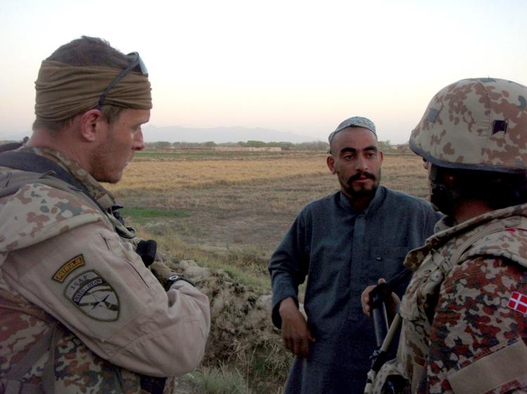 Tillid. Kaptajn Mads Silberg (tv) forsøgte at skabe et samarbejde med de afghanske bønder i området ved Armadillo. Men det var næsten umuligt. 