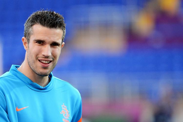 ombejlet. Robin van Persie er blevet rygtet til flere topklubber, heriblandt Manchester City. Men City-manager Roberto Mancini tror ikke, den hollandske angriber ender i den stenrige storklub. 