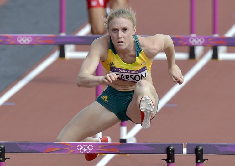 Forhindringer. Der er 10 hække af en højd epå 83,8 centimeter på de 100 meter, som Sally Pearson kan løbe på 12,28 sekunder. 
