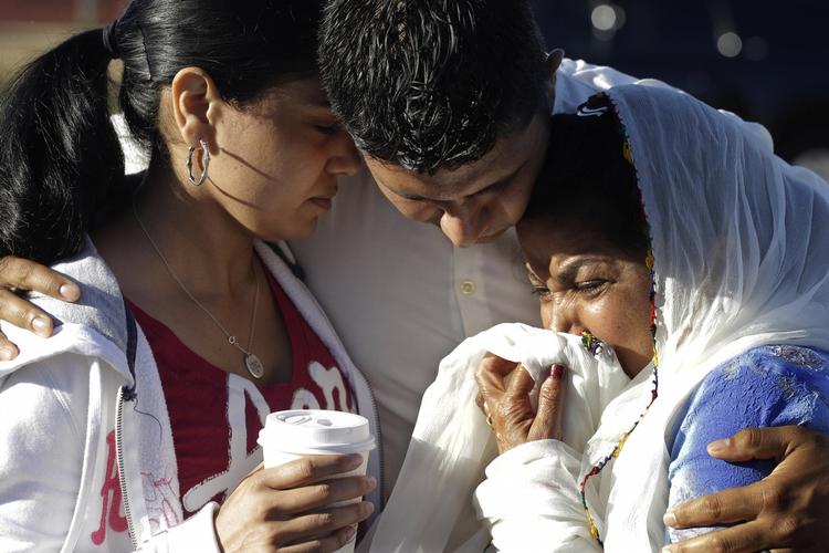 Sorg. Amardeep Kaleka (i midten), søn af den dræbte leder af sikh-templet, sørger med andre medlemmer af menigheden mandag, efter at en mand skød og dræbte i alt seks mennesker i templet søndag. 