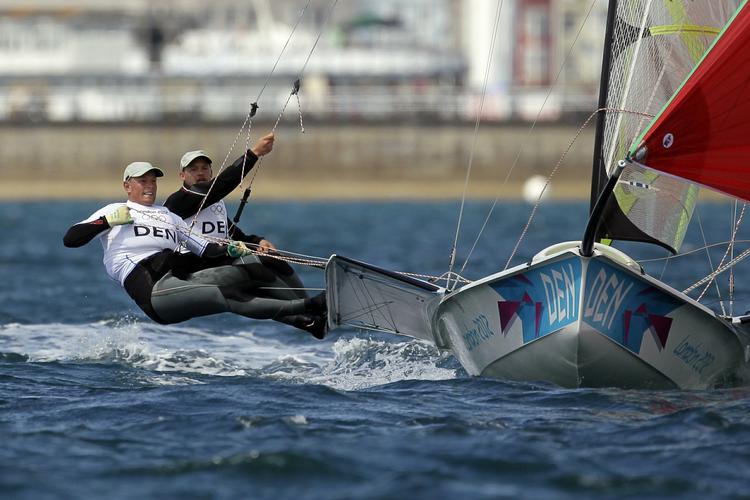 TÆT. Allan Nørregaard og Peter Lang er en af hele seks både, der har chancen for bronzemedaljen i 49'er-klassen. 