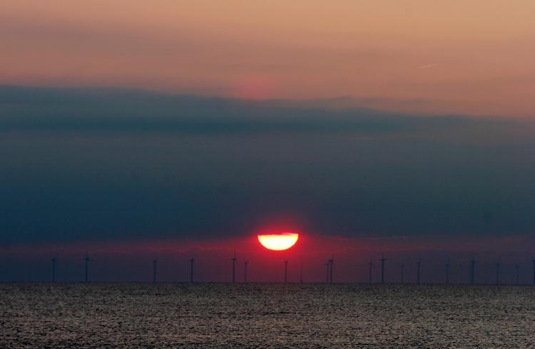 SOMMERNÆTTER. Solnedgang over horrisonten ved Gedser. Her slutter sommernætterne 11 dage før, de gør i Skagen. (Arkivfoto) 