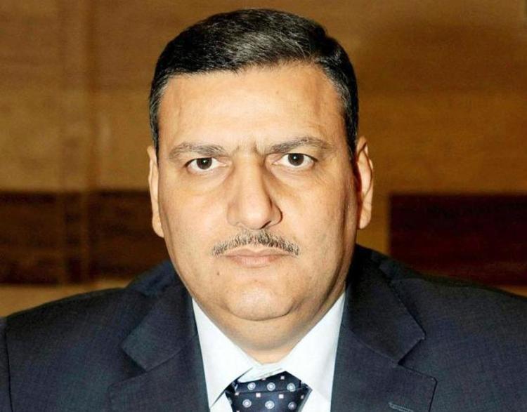 Afhopper. Riyad Hijab valgte at flygte til Jordan og forlod sin stilling som premiereminister i al-Assads regering. 