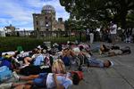 Årsdag. Japanske studerende lagde sig i dag ned på jorden og spillede døde foran mindesmærket for ofrene, der døde ved atomangrebet på Hiroshima i 1945. 