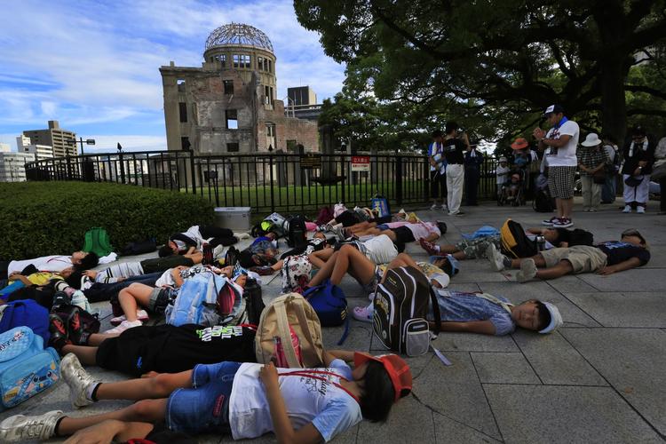 Årsdag. Japanske studerende lagde sig i dag ned på jorden og spillede døde foran mindesmærket for ofrene, der døde ved atomangrebet på Hiroshima i 1945. 