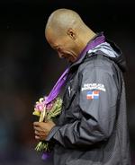 GLÆDESTÅRE. Felix Sanchez blev overmandet af sine følelser, da han fik guldmedaljen om halsen. 