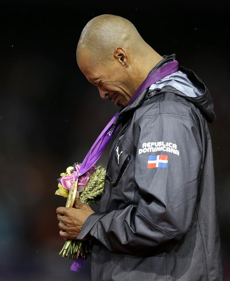 GLÆDESTÅRE. Felix Sanchez blev overmandet af sine følelser, da han fik guldmedaljen om halsen. 