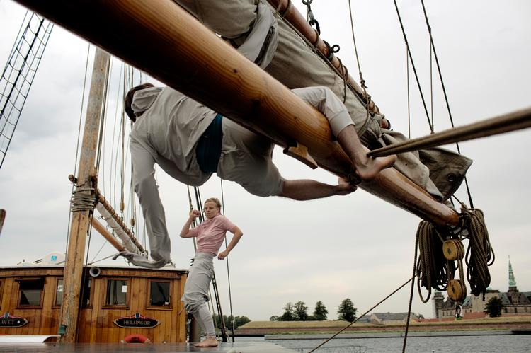 Træning. Forestillingen handler om at være strandet og finde vej. Den handler om drømme, længsler og håb. Her øver danserne Frej og Birgitte i dagslys på galeasen ’Havet’.  Foto: Peter Hove Olesen 