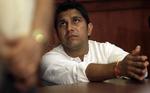 massakre. Amardeep Kaleka mistede sin far, der var direktør i det sikh-tempel, som søndag blev angrebet af en bevæbnet 40-årig mand. Faderen blev dræbt ved angrebet. 