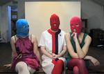 Protest. De tre medlemmer af punkbandet Pussy Riot risikerer fængsel for deres protest mod Putin. 