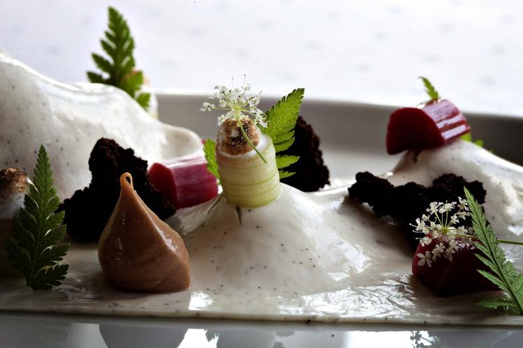 Sublimt. Molskroen er en af de få restauranter, der har modtaget seks kokkehuer. Her ses en af deres overdådige kompositioner. 