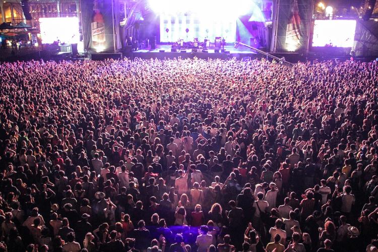 Sommerfestival. Det er nu du skal slå til, hvis du vil sikre dig en billig billet til f.eks. Primavera Festival (billedet). 
