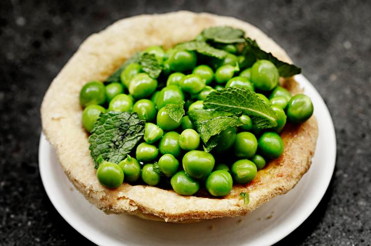 På sekundet. 10 sekunder er nok, når ærterne skal blancheres - server dem lune oven på tærtebunden. 