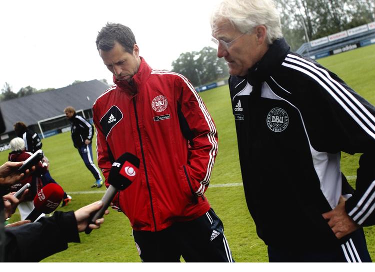 FÆRDIG. Landstræner Morten Olsen (th) kan ikke længere disponere over Thomas Sørensen. 