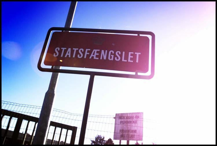 Sygefravær. Hvis medarbejderne på Statsfængslet ved Horserød har for mange sygedage, kan de nu risikere at få et brev om, præcis hvor meget deres fravær koster fængslet 